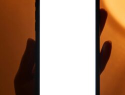 Berapa Harga Ganti LCD? Panduan Lengkap Buat Kamu yang Lagi Galau Layar HP Rusak