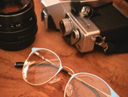Kacamata minus berbagai model di etalase optik lengkap dengan label harga