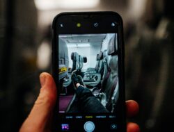 HP dengan tempered glass dan case pelindung anti benturan.