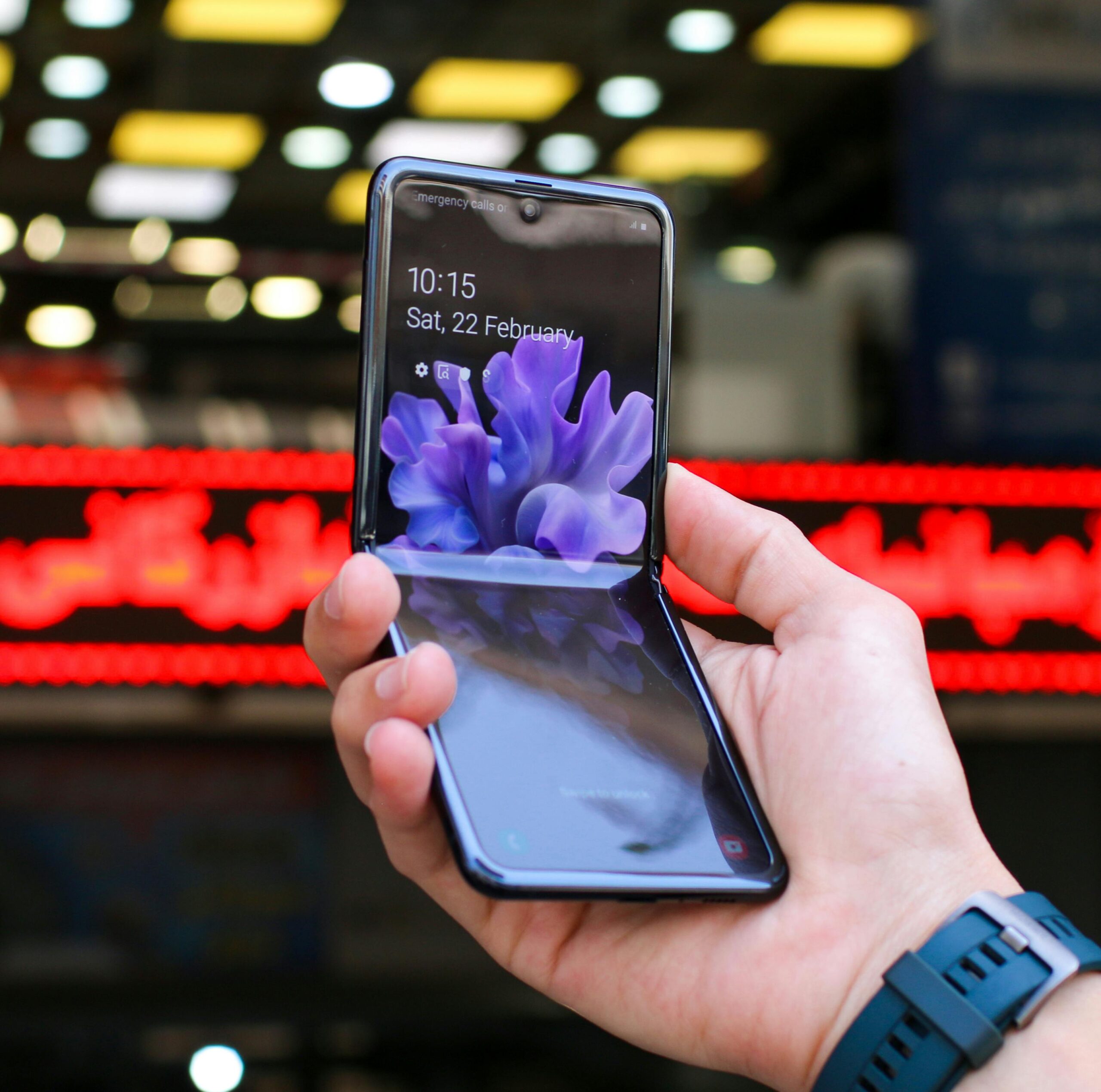 Ilustrasi Handphone Lipat