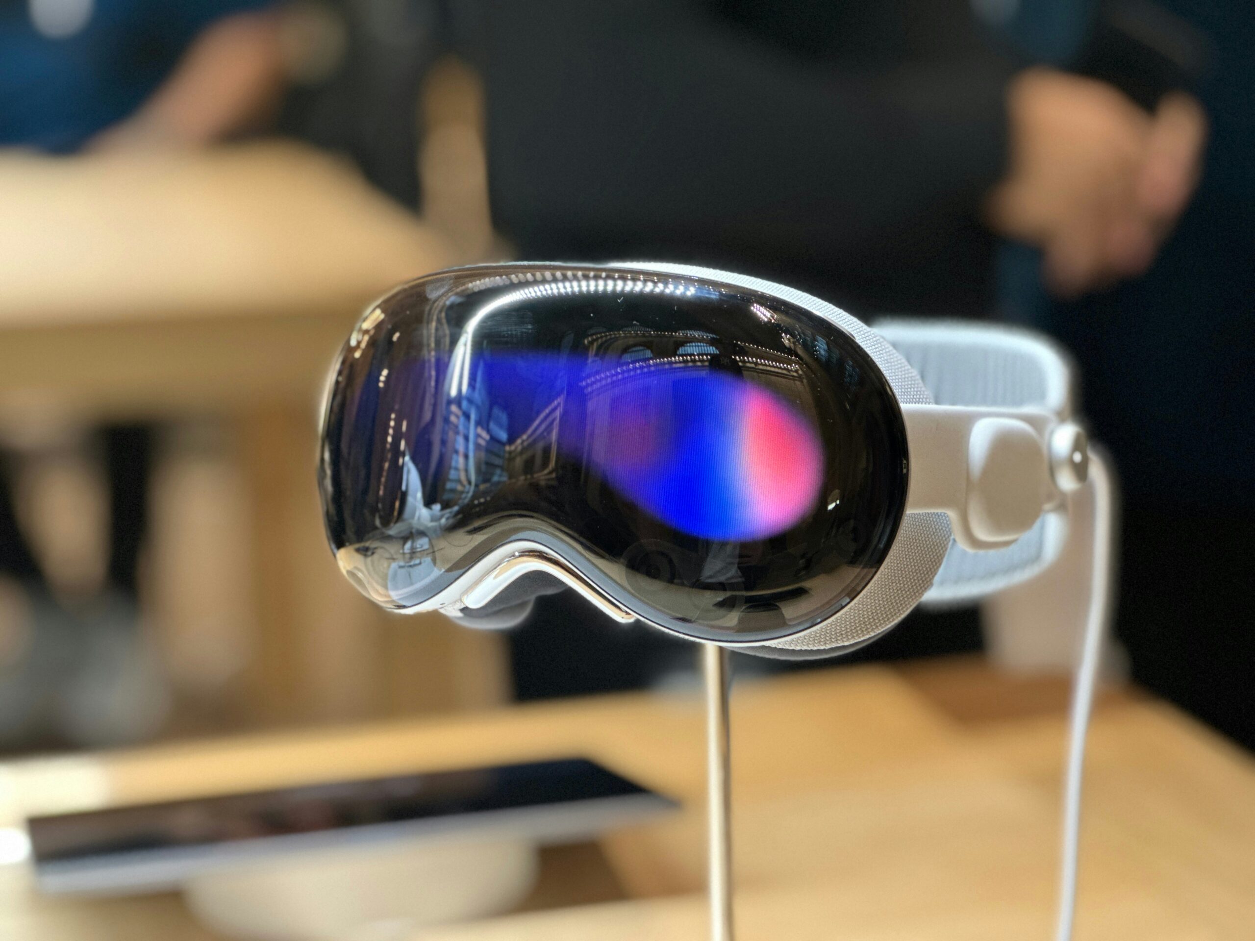 TERBONGKAR! Harga Apple Vision Pro di Indonesia 2025: Fitur, Review Jujur & Panduan Beli VR Terbaru!