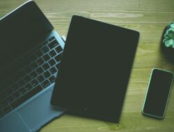 Harga Gadget Offline Terbaru 2025 di Pasaran: Panduan Lengkap Beli Smartphone, Laptop, dan Tablet di Toko Fisik