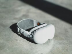 TERBONGKAR! Harga Apple Vision Pro di Indonesia 2025: Fitur, Review Jujur & Panduan Beli VR Terbaru!