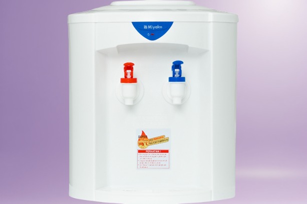 Bikin Nyesel Kalau Salah Pilih! Bongkar Merk Dispenser Galon Atas Terbaik 2025